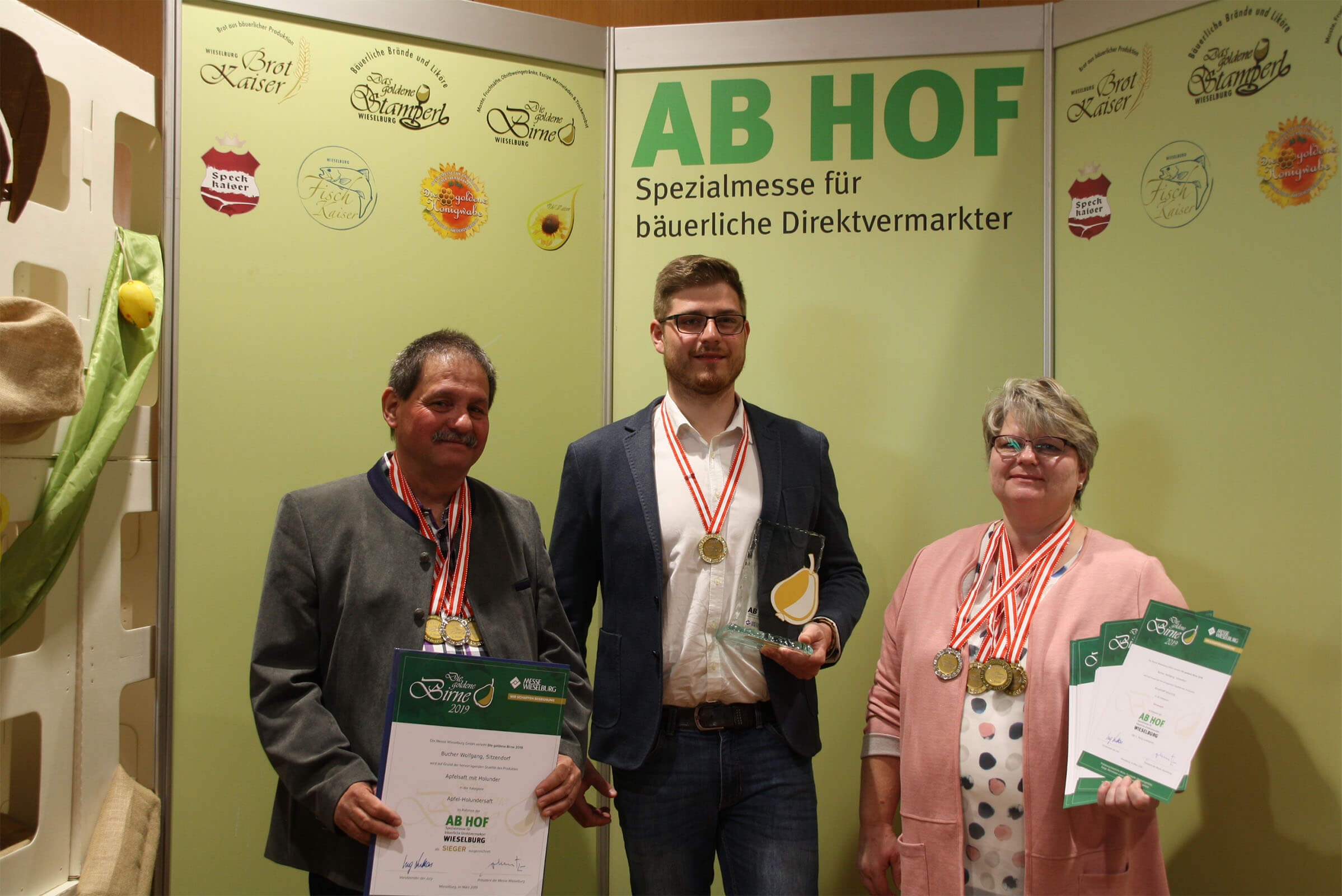 Wolfgang, Manuel und Martina mit den Auszeichnungen bei der Ab Hof Messe Wieselburg 2019