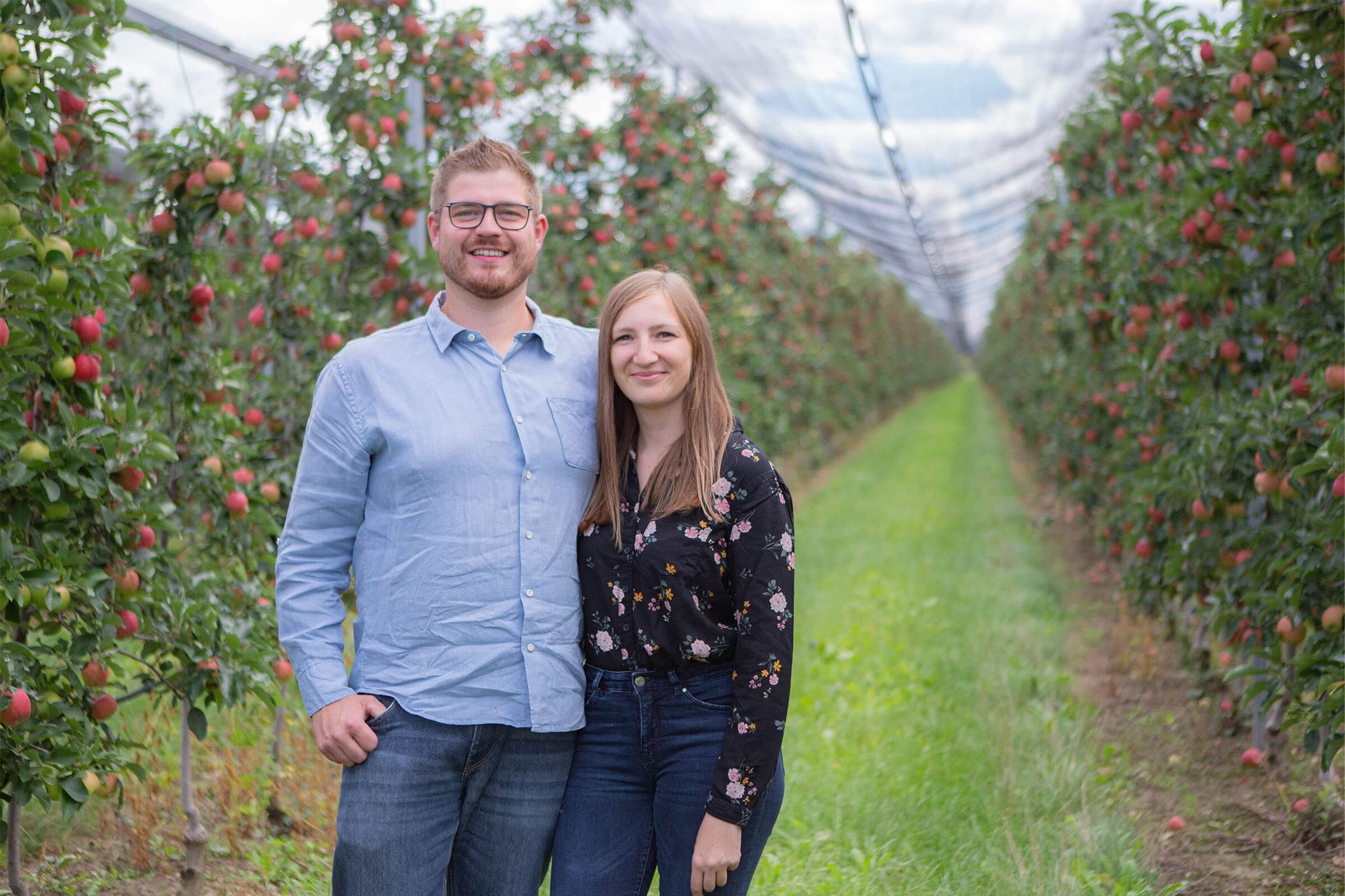 Manuel und Pia in der Obstanlage