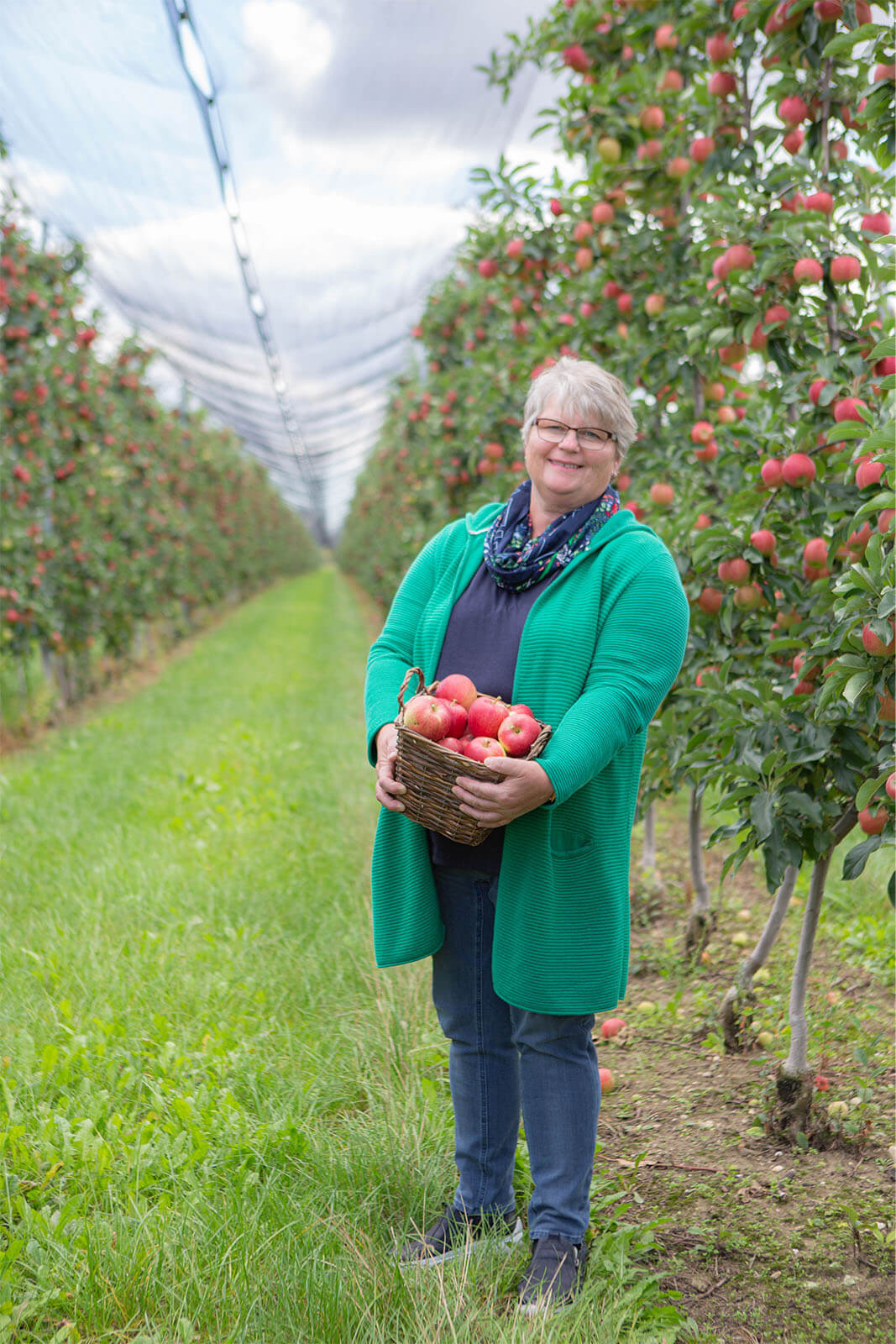 Martina in der Obstanlage